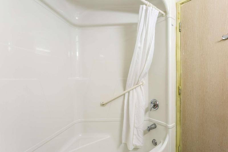 Quadruple Room - Non-Smoking image 4