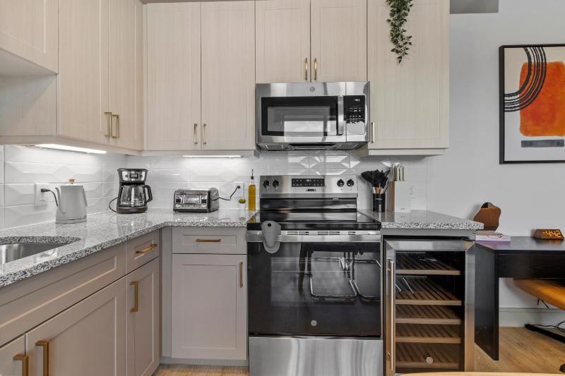 Modern King Suite Downtown Austin and Wi-Fi NEW - image 9