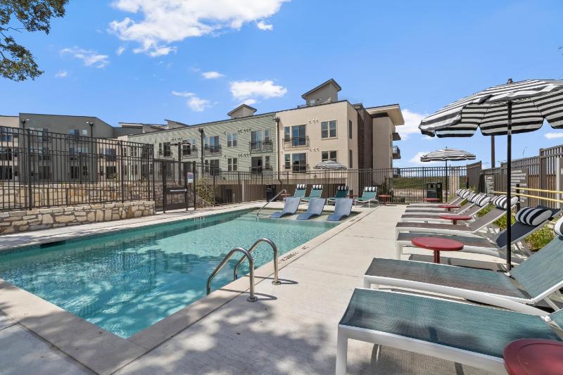 Modern King Suite Downtown Austin and Wi-Fi NEW - image 15