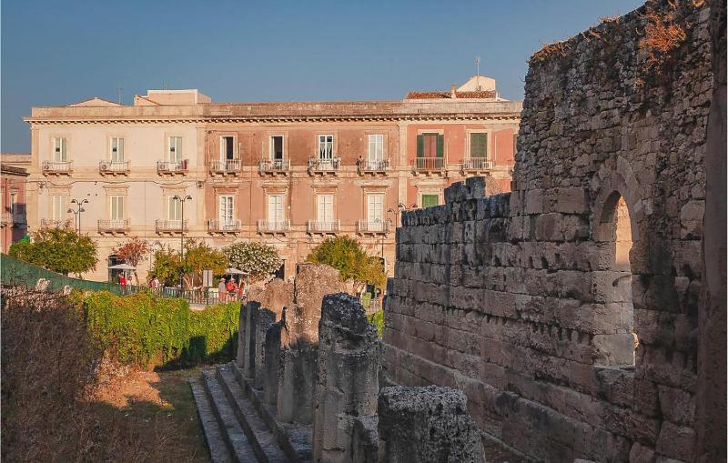 Stunning Home In Siracusa With Wifi - image 7
