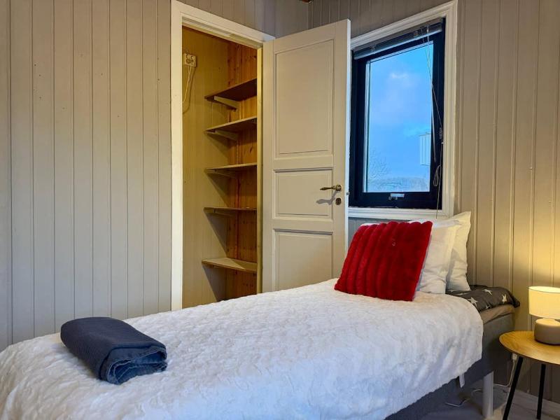Workers House - 4 BR - 7 Beds - Near Volvo - Desks - image 15