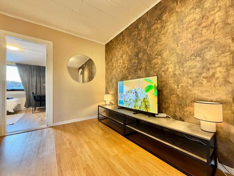 Workers House - 4 BR - 7 Beds - Near Volvo - Desks - image 8