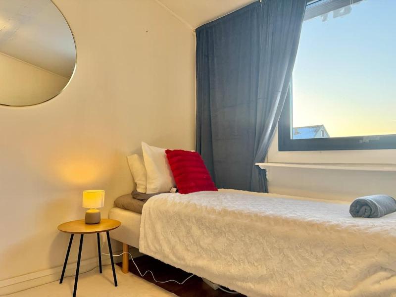 Workers House - 4 BR - 7 Beds - Near Volvo - Desks - image 2