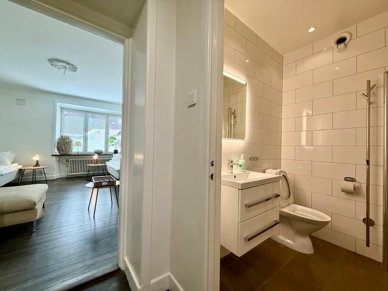 The Family Flat * 5 Beds * Central Gothenburg - image 12