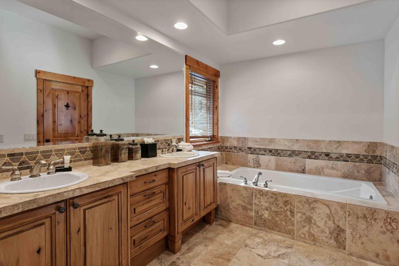 5BR Retreat with Hot Tub at Deer Valley Base condo - image 7