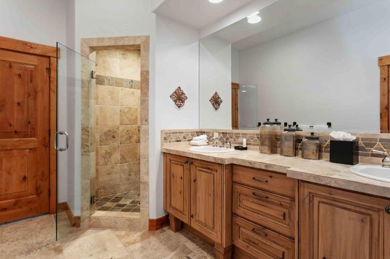 5BR Retreat with Hot Tub at Deer Valley Base condo - image 17