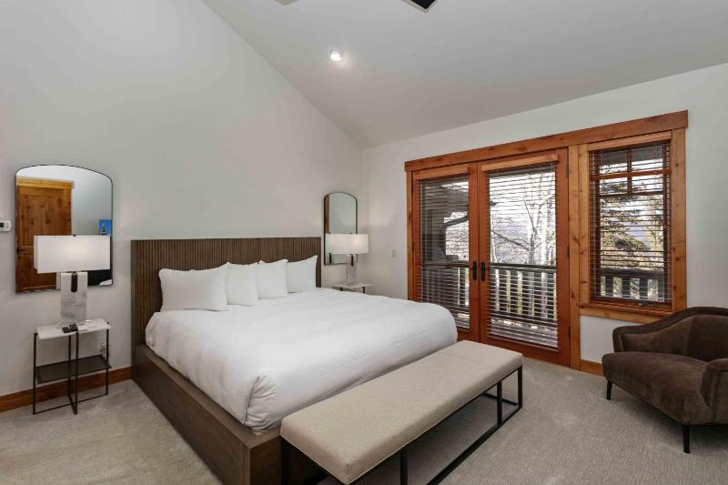 5BR Retreat with Hot Tub at Deer Valley Base condo - image 26