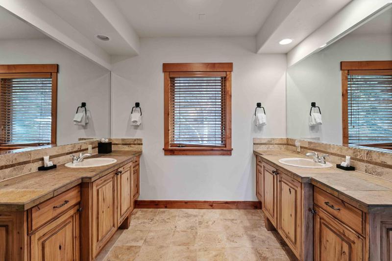 5BR Retreat with Hot Tub at Deer Valley Base condo - image 25