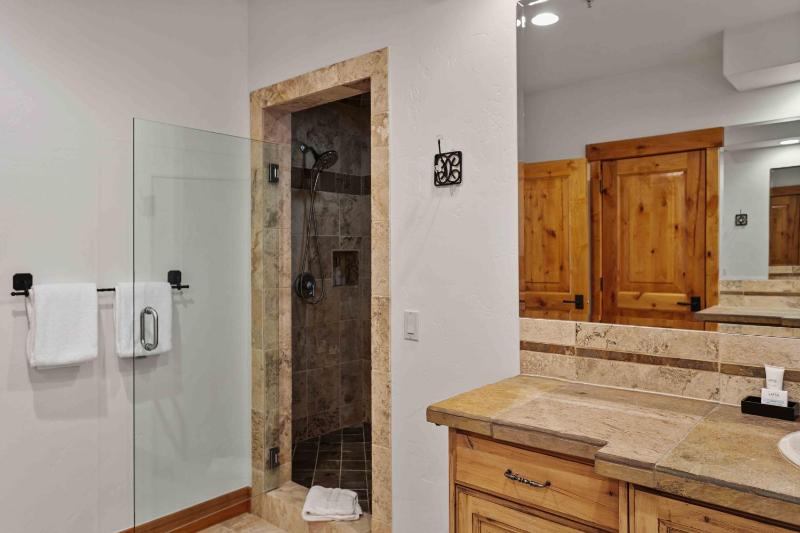 5BR Retreat with Hot Tub at Deer Valley Base condo - image 4