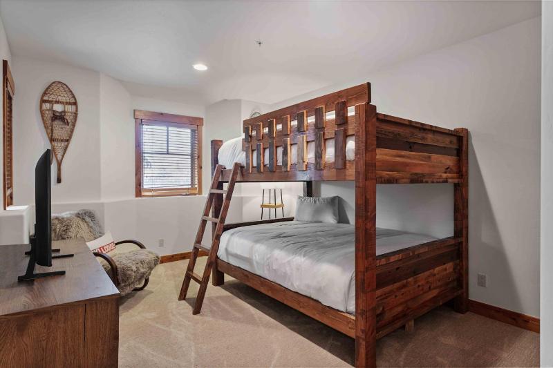 5BR Retreat with Hot Tub at Deer Valley Base condo - image 18