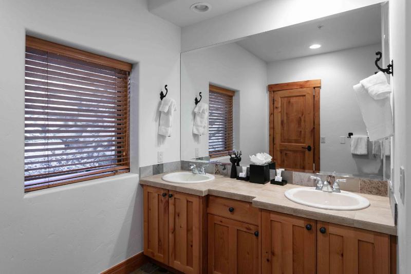 5BR Retreat with Hot Tub at Deer Valley Base condo - image 16