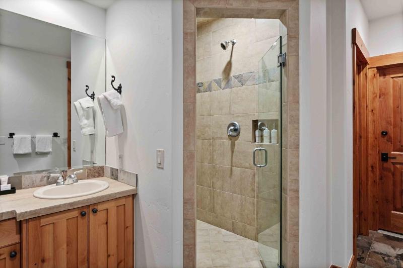 5BR Retreat with Hot Tub at Deer Valley Base condo - image 27