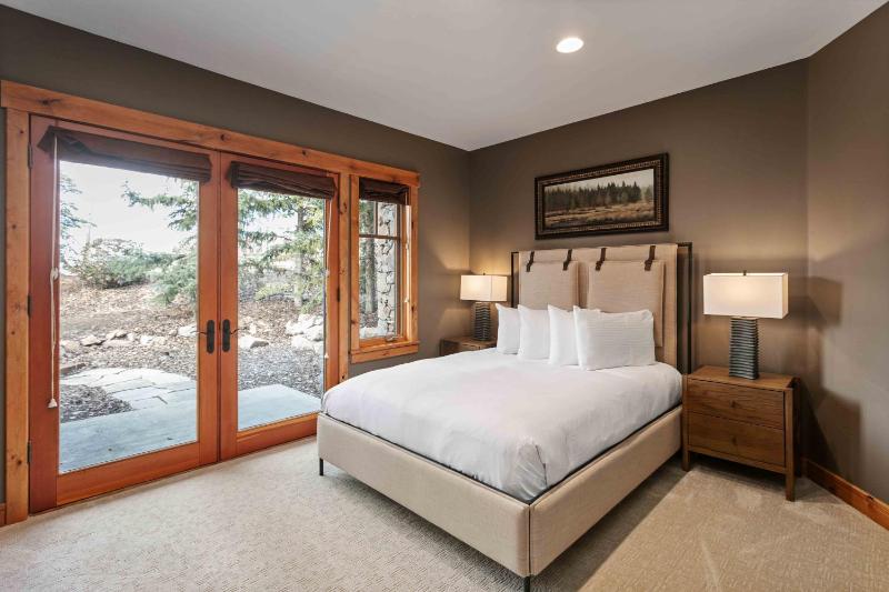 5BR Retreat with Hot Tub at Deer Valley Base condo - image 14