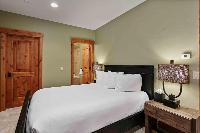 5BR Retreat with Hot Tub at Deer Valley Base condo - image 20
