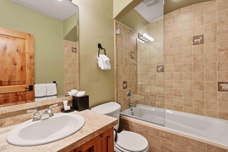 5BR Retreat with Hot Tub at Deer Valley Base condo - image 24