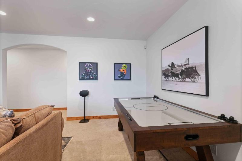 5BR Retreat with Hot Tub at Deer Valley Base condo - image 15