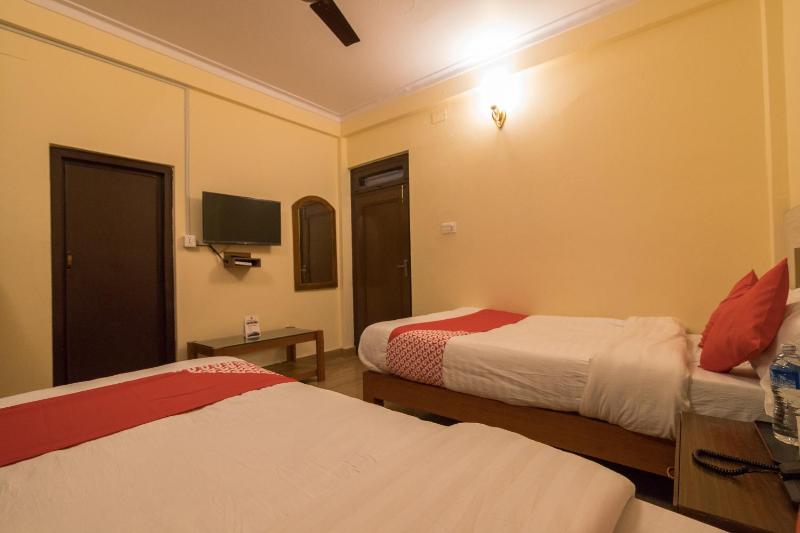 OYO 762 Hotel Middle Sky - image 10