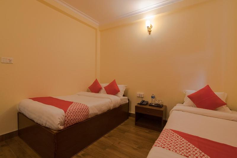 OYO 762 Hotel Middle Sky - image 8