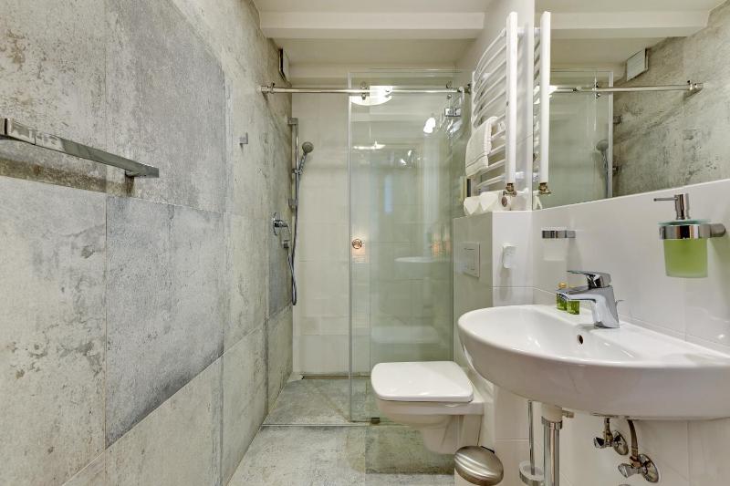 730 Art House - image 3