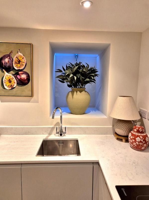 Chic Central Cheltenham Home for 8 - image 19