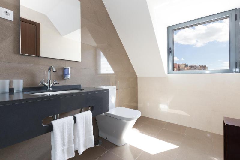 Twin Room image 4