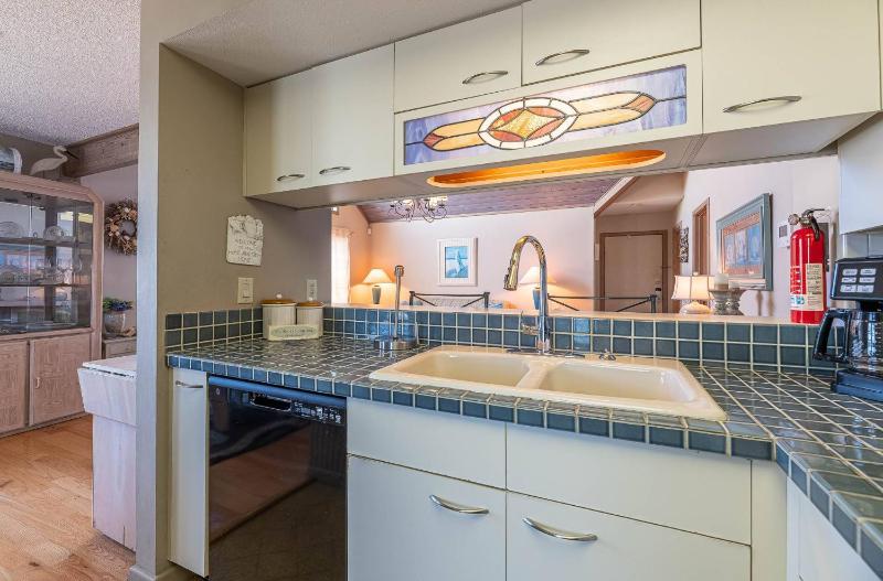 Ocean Song - 2 Bedroom Oceanfront Penthouse Condo in Kill Devil Hills Spacious Layout - image 23