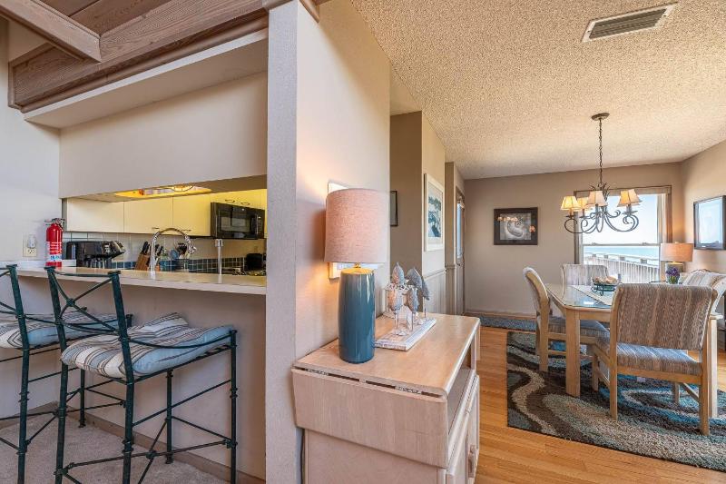 Ocean Song - 2 Bedroom Oceanfront Penthouse Condo in Kill Devil Hills Spacious Layout - image 2