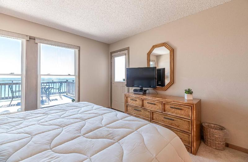 Ocean Song - 2 Bedroom Oceanfront Penthouse Condo in Kill Devil Hills Spacious Layout - image 20