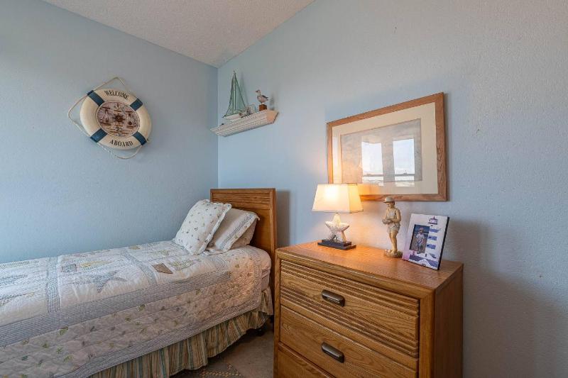 Ocean Song - 2 Bedroom Oceanfront Penthouse Condo in Kill Devil Hills Spacious Layout - image 4