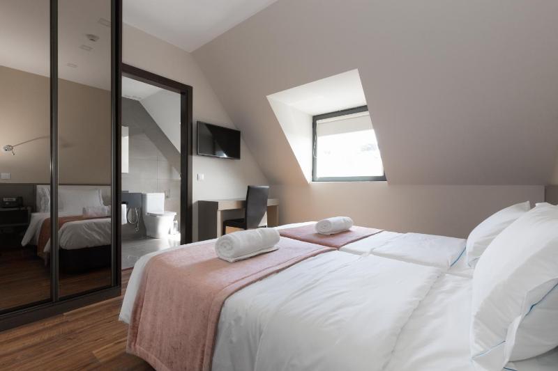 Twin Room image 3