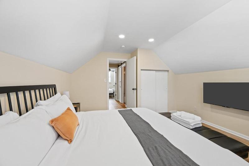 Zen Cottage with Private Parking ABODEbucks - image 9