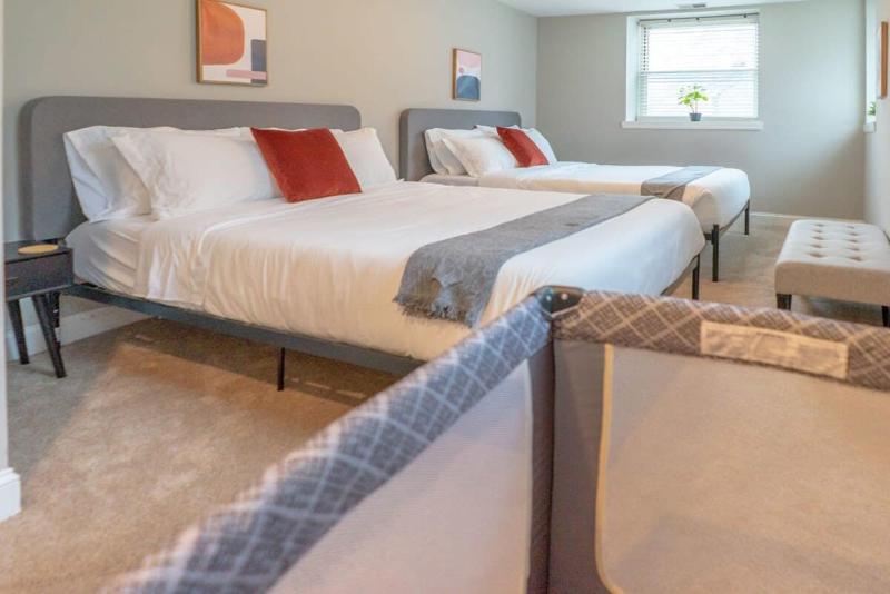 Lovely CWE 2BR with Private Parking ABODEbucks - image 14