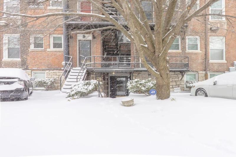 Lovely CWE 2BR with Private Parking ABODEbucks - image 3