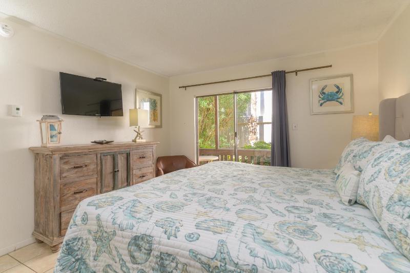 Tiki 112 - Beachfront 1BR Condo with Pool Access - image 15
