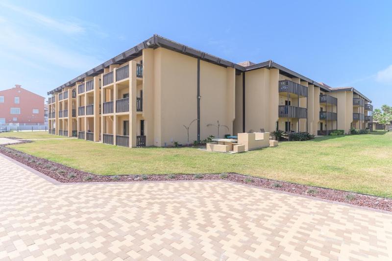 Tiki 112 - Beachfront 1BR Condo with Pool Access - image 8