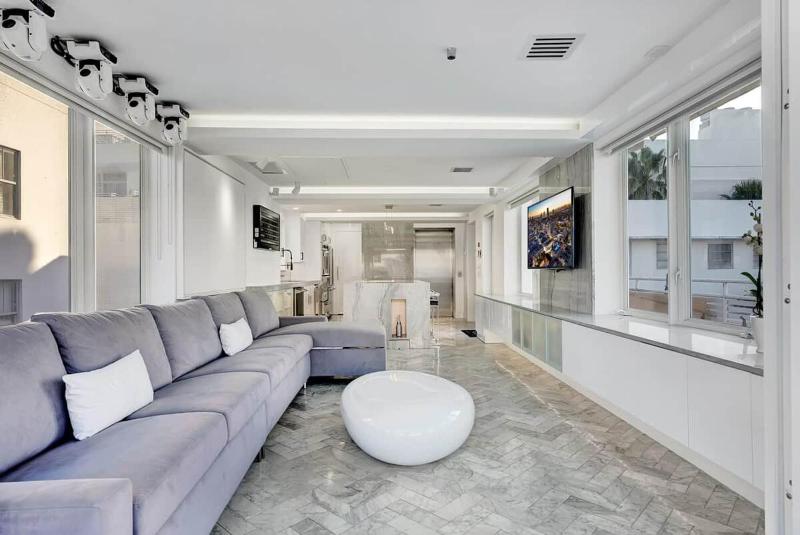 Versace Mansion Neighbor (Floor 123) Sleeps 21 - image 37