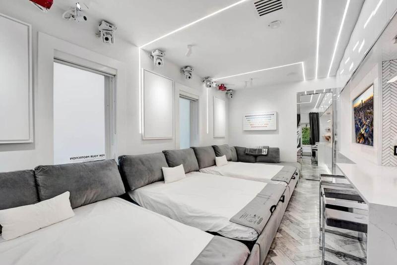 Versace Mansion Neighbor (Floor 123) Sleeps 21 - image 12