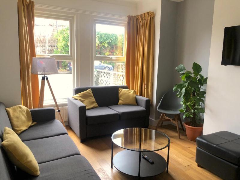 Stylish and spacious Southampton stay - image 40