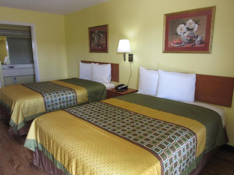 Queen Room with Two Queen Beds image 3