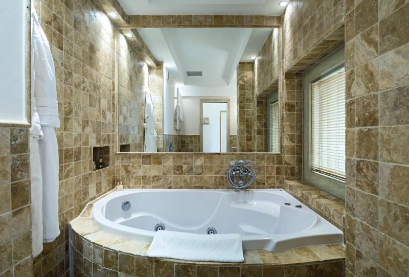 Deluxe Suite with Sea View (2 -3 Adults) image 2