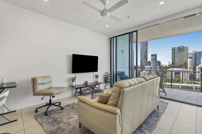 Stylish 2-Bed Apartment in Central South Brisbane - image 6