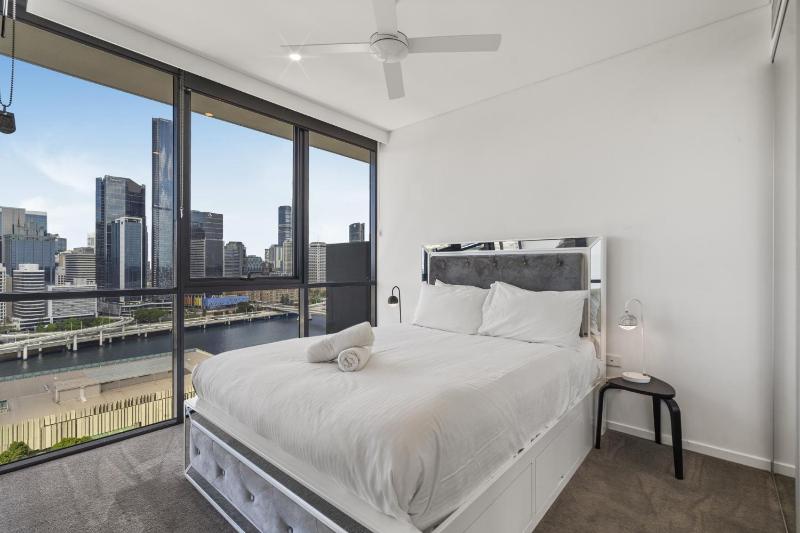 Stylish 2-Bed Apartment in Central South Brisbane - image 4