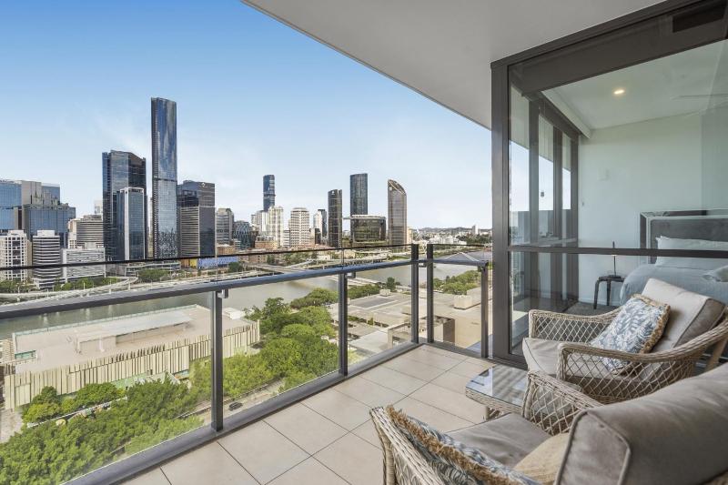 Stylish 2-Bed Apartment in Central South Brisbane - image 1