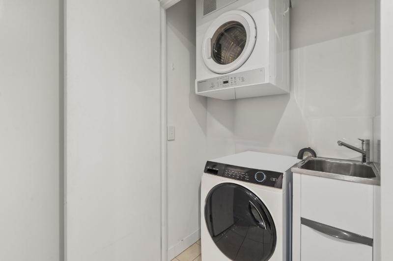 Stylish 2-Bed Apartment in Central South Brisbane - image 2