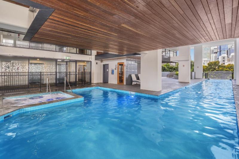 Stylish 2-Bed Apartment in Central South Brisbane - image 8
