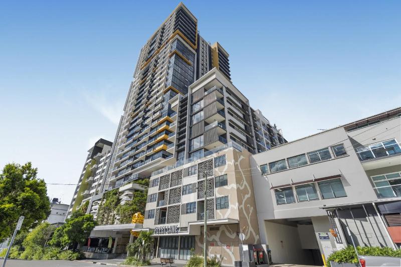 Stylish 2-Bed Apartment in Central South Brisbane - image 7