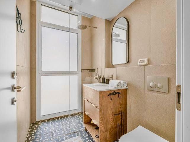 Redsearent suite with pool view - image 12