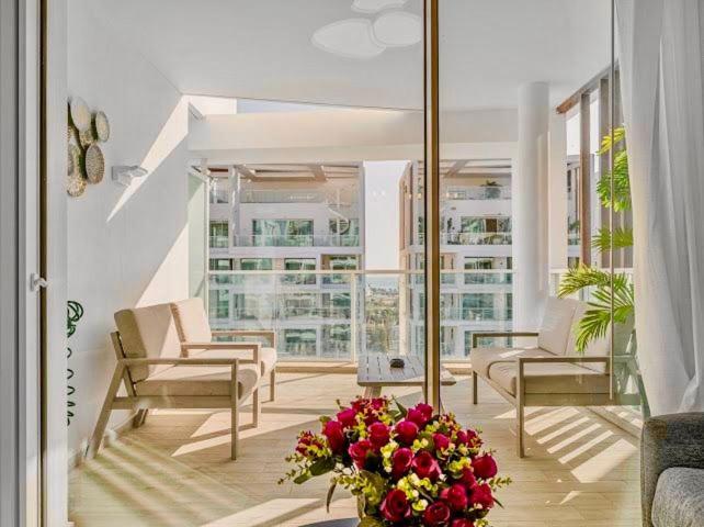 Redsearent suite with pool view - image 4