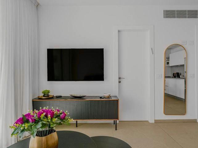 Redsearent suite with pool view 2 - image 5