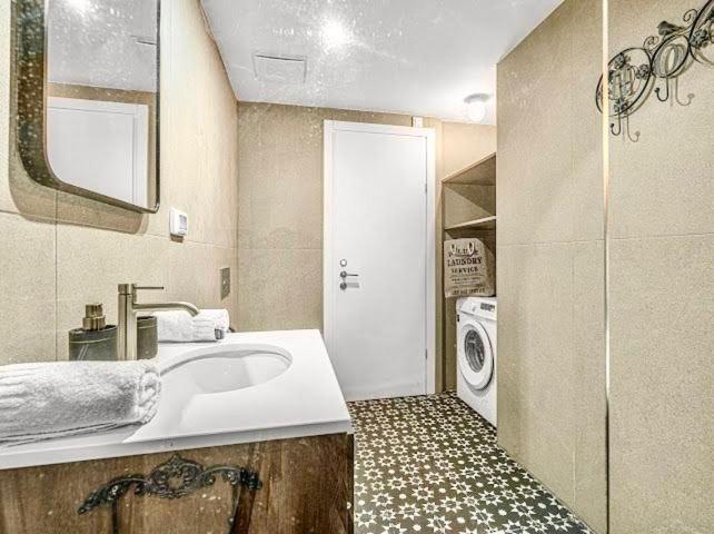 Redsearent suite with pool view 2 - image 15